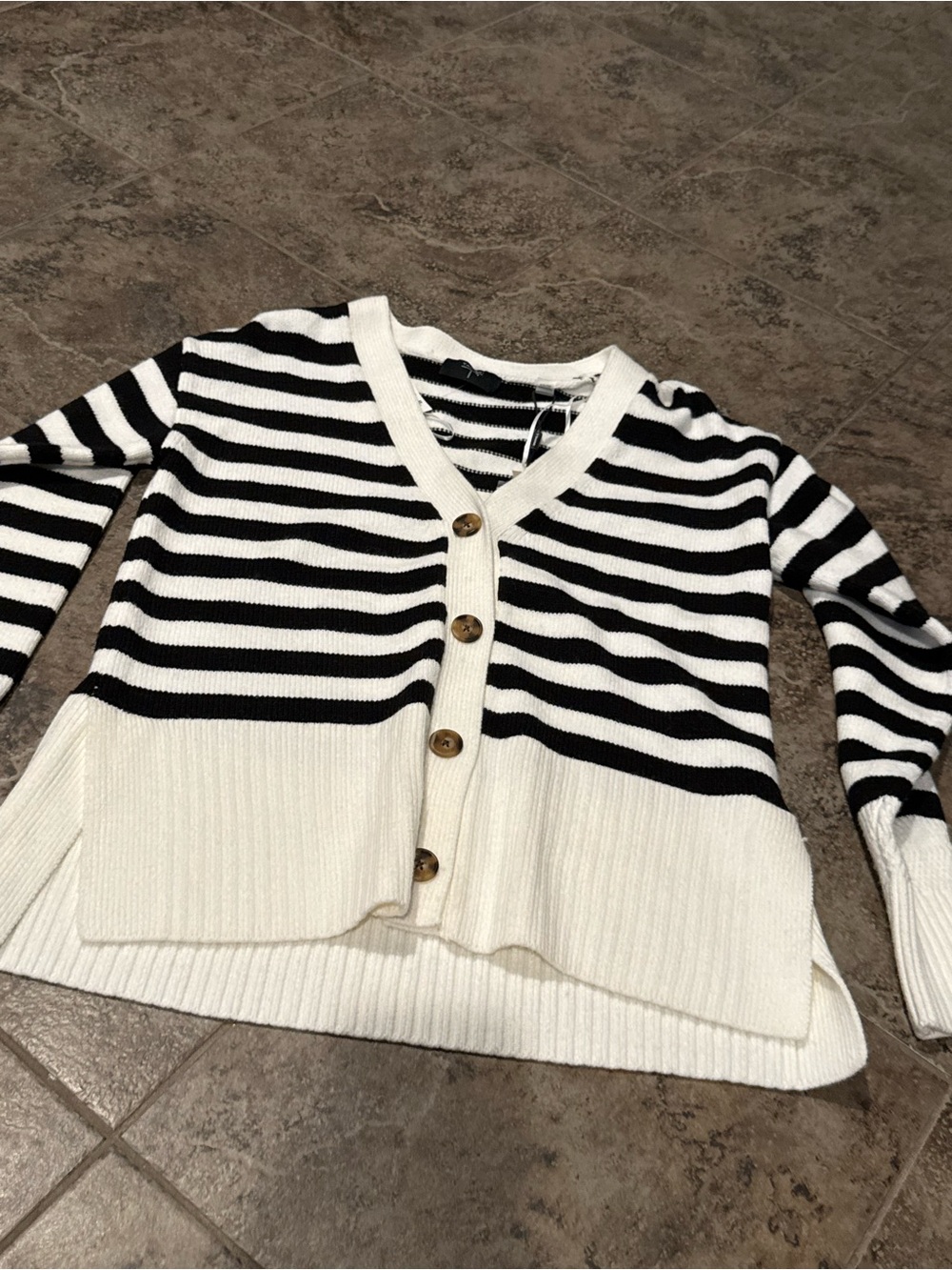 🫑Striped Tahari Black and White V-Neck Button Cardigan Sweater